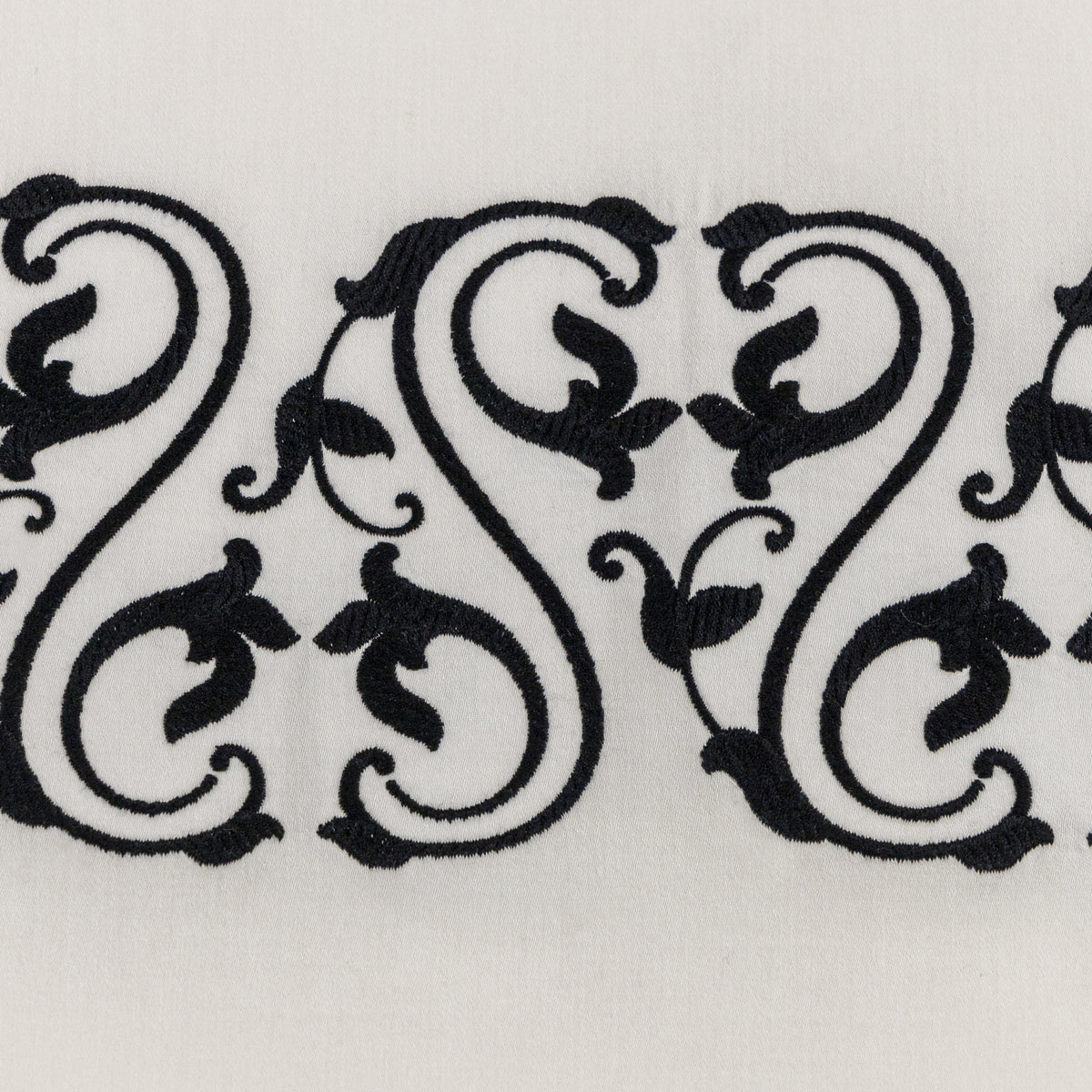 ORNATE MEDALLION EMBROIDERY / DOUBLE HOUSSE DE COUETTE SET AVEC 2 TAIE D'OREILLER 51X71  AVEC UN DRAP PLAT