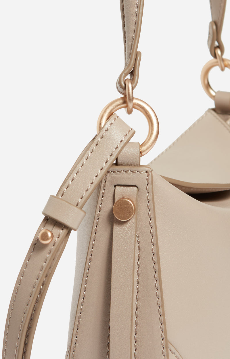 8 QTY NEW // TAUPE / Moyen Sac Daily En Cuir - TAUPE