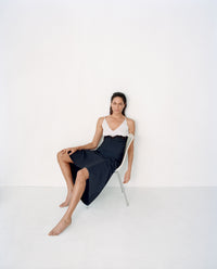 Amaryllis Dress en bleu marine foncé soie laine cady