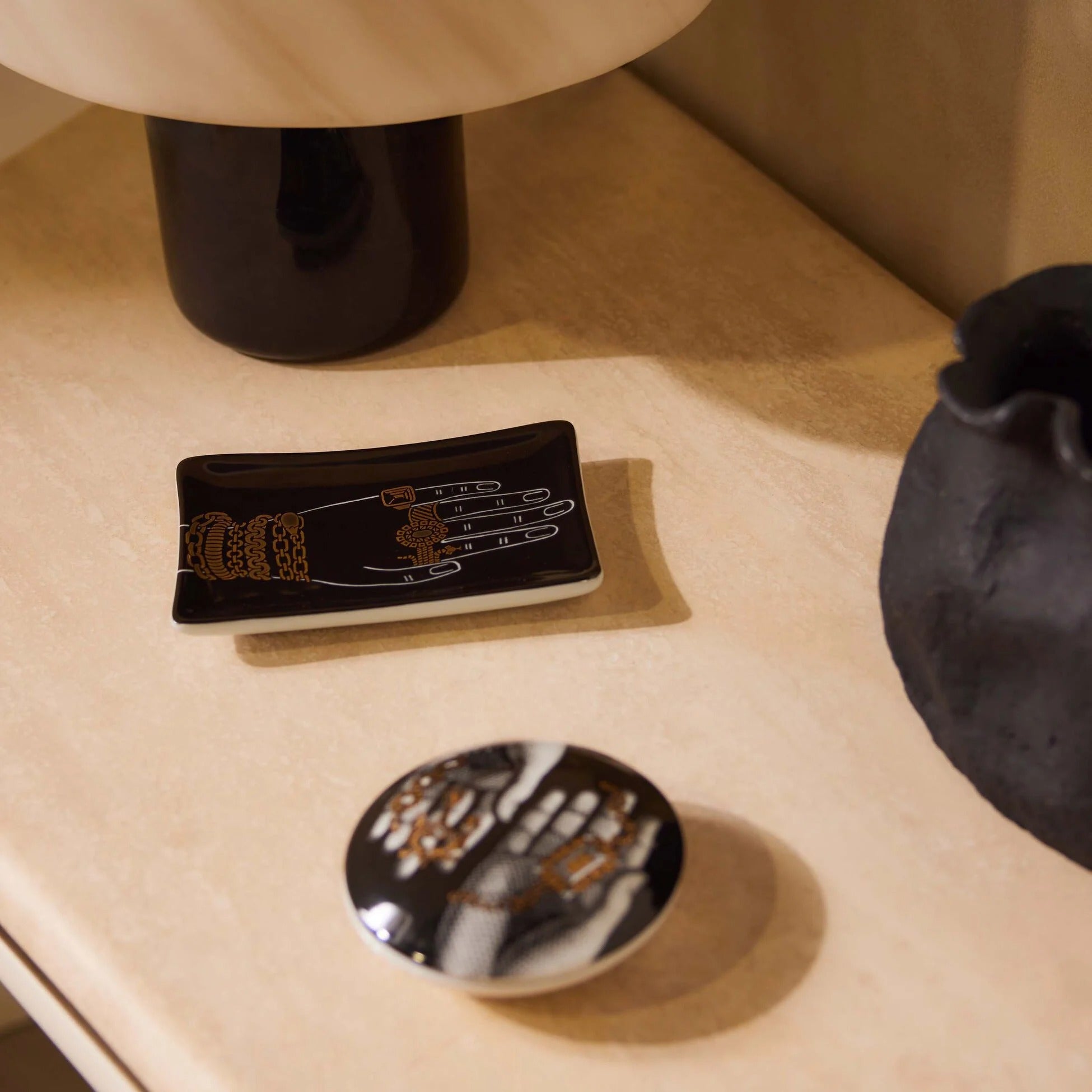 Mano con gioielli porcelain ashtray - Gold & Black