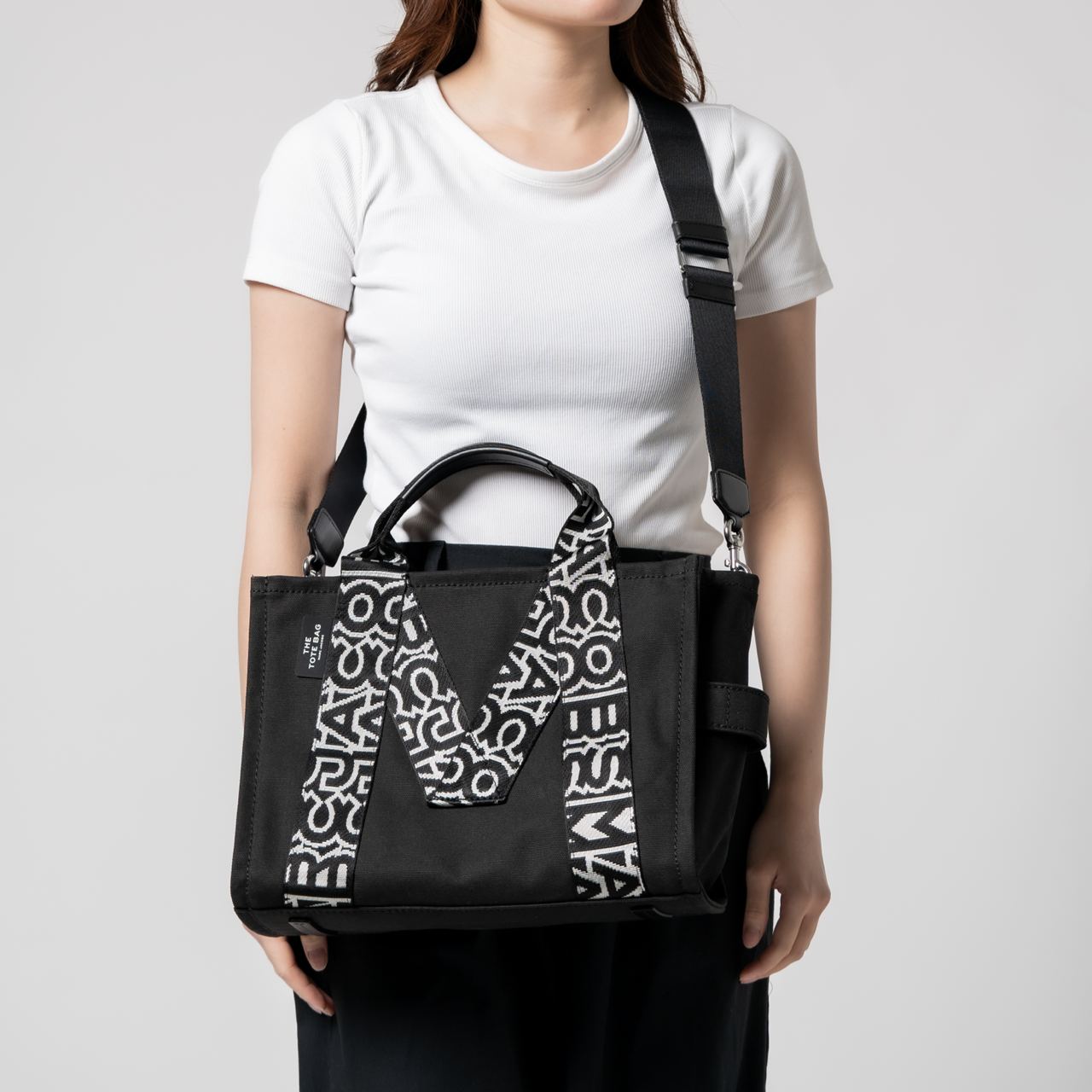 MOYEN   Sac à bandoulière The Tote Bag en tissu - Black & White