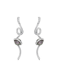 1qty DJV / QTY DISPO : 2-QTY VENDUES : 1-ST : 50% PRIX DJV : 695€ // Or gris 18 ct Boucles d'oreilles en or gris pavée de Burmalite™ blanche entourant une perle grise synthétique /// RECO : 580€