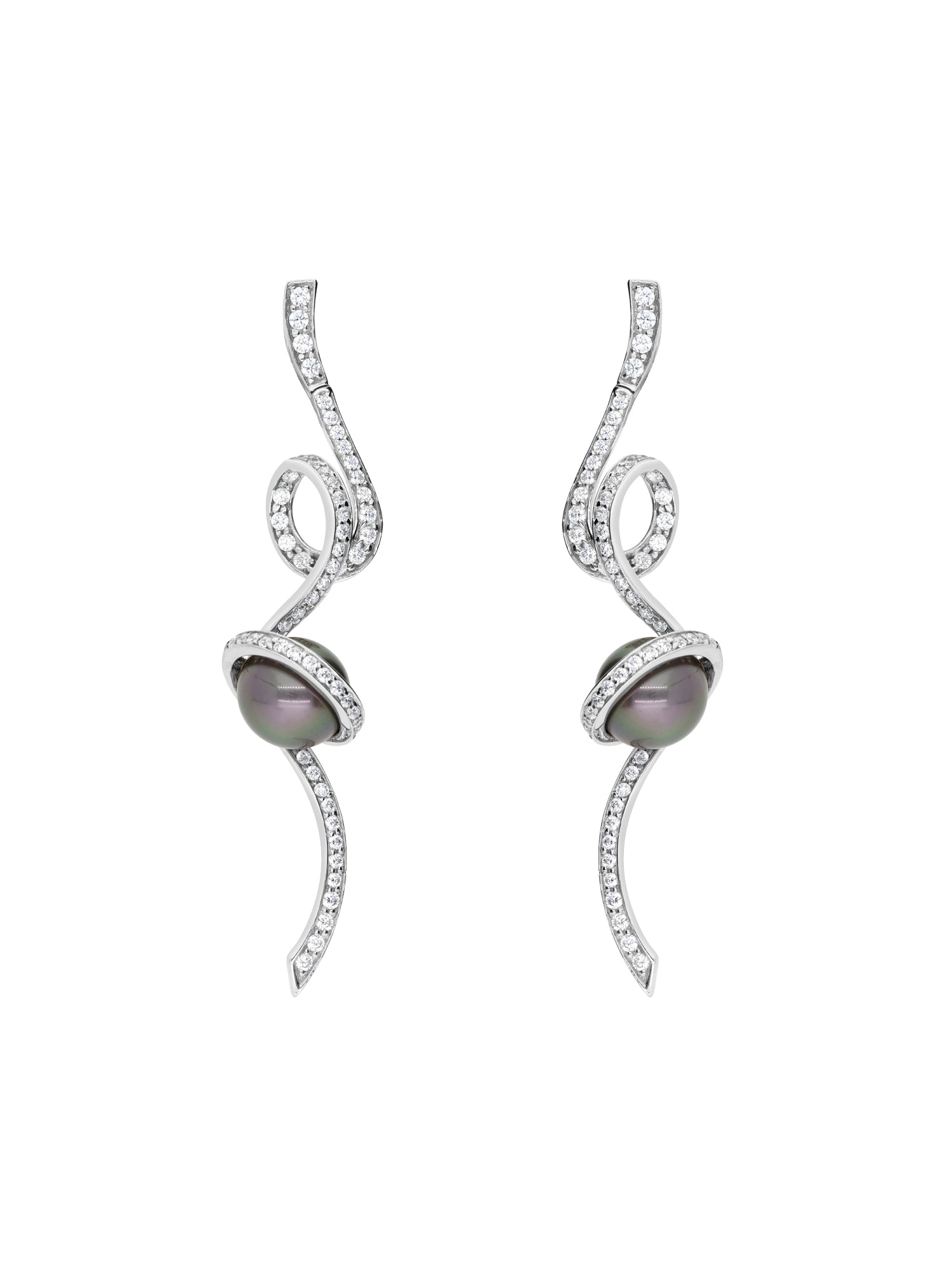 1qty DJV / QTY DISPO : 2-QTY VENDUES : 1-ST : 50% PRIX DJV : 695€ // Or gris 18 ct Boucles d'oreilles en or gris pavée de Burmalite™ blanche entourant une perle grise synthétique /// RECO : 580€