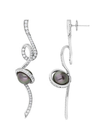1qty DJV / QTY DISPO : 2-QTY VENDUES : 1-ST : 50% PRIX DJV : 695€ // Or gris 18 ct Boucles d'oreilles en or gris pavée de Burmalite™ blanche entourant une perle grise synthétique /// RECO : 580€