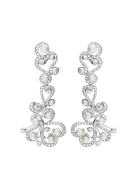 2qty DJV / QTY DISPO : 3-QTY VENDUES : 1-ST : 33% PRIX DJV : 750€ // Or gris 18 ct Boucles d'oreille Flora "Princesse Burmane" sur or gris 18 carats système mixte serties de perles synthétiques /// RECO : 624€