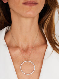 1qty DJV / QTY DISPO : 2-QTY VENDUES : 2-ST : 100% PRIX DJV : 320€ // Or gris 18 ct Pendentif en or gris 18 carats pavé de Burmalite blanche taille brillant /// RECO : 293€