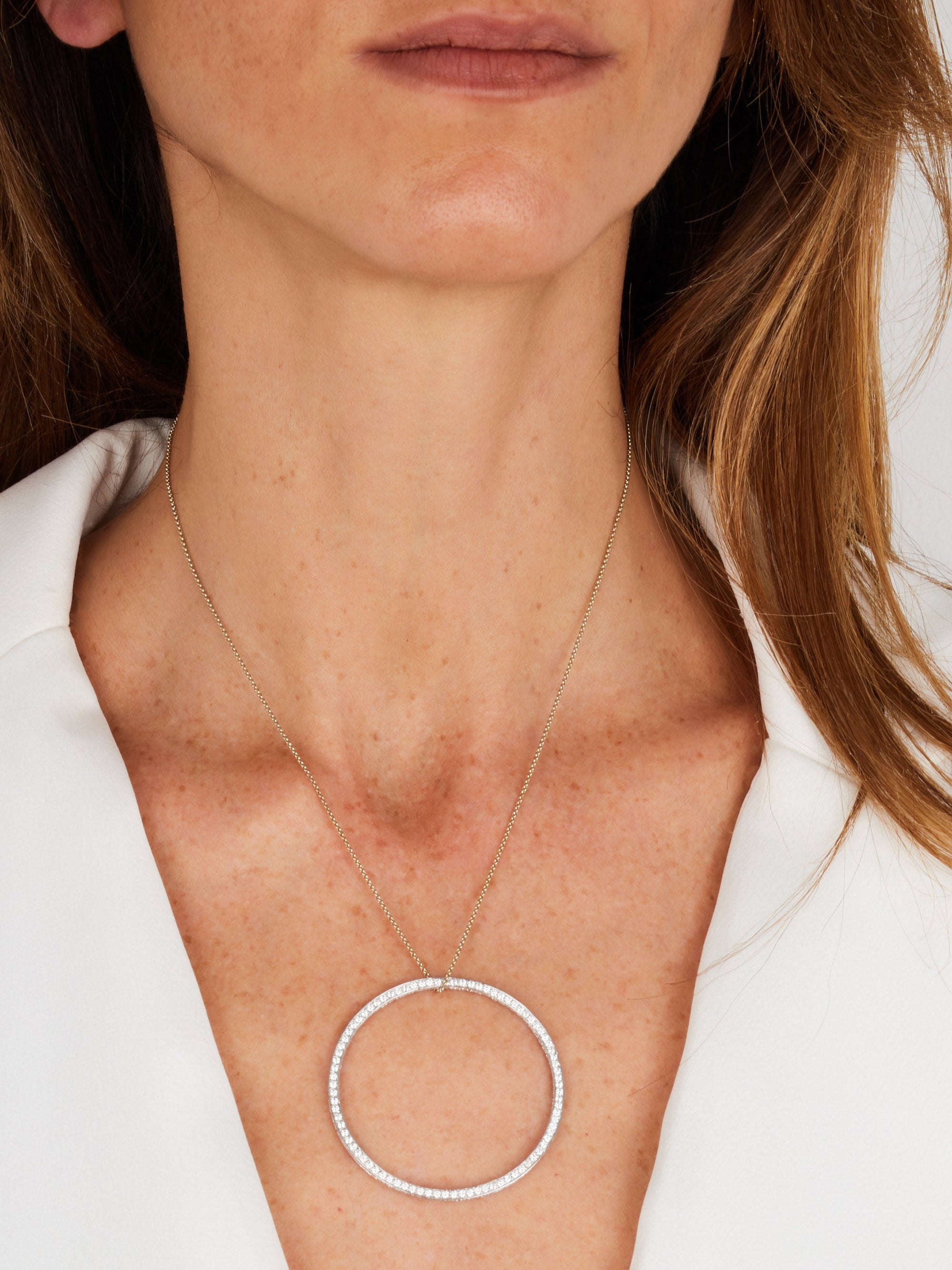 1qty DJV / QTY DISPO : 2-QTY VENDUES : 2-ST : 100% PRIX DJV : 320€ // Or gris 18 ct Pendentif en or gris 18 carats pavé de Burmalite blanche taille brillant /// RECO : 293€