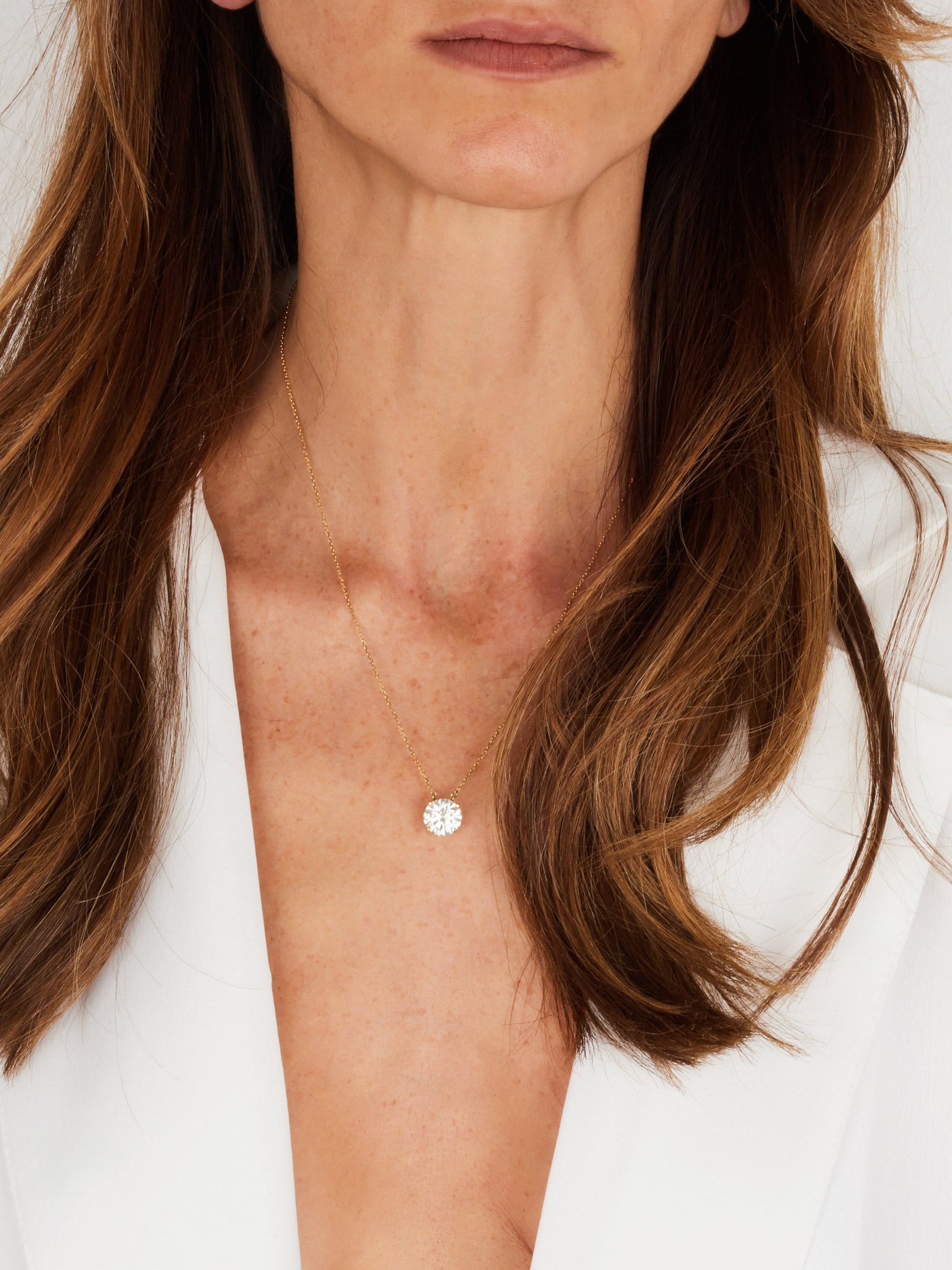 1qty DJV / QTY DISPO : 1-QTY VENDUES : 0-ST : 0% PRIX DJV : 1990€ // Or jaune 18ct Pendentif sur chaine en or jaune 18 carats serti de moissanite taille brillant 8mm /// RECO : 1800€