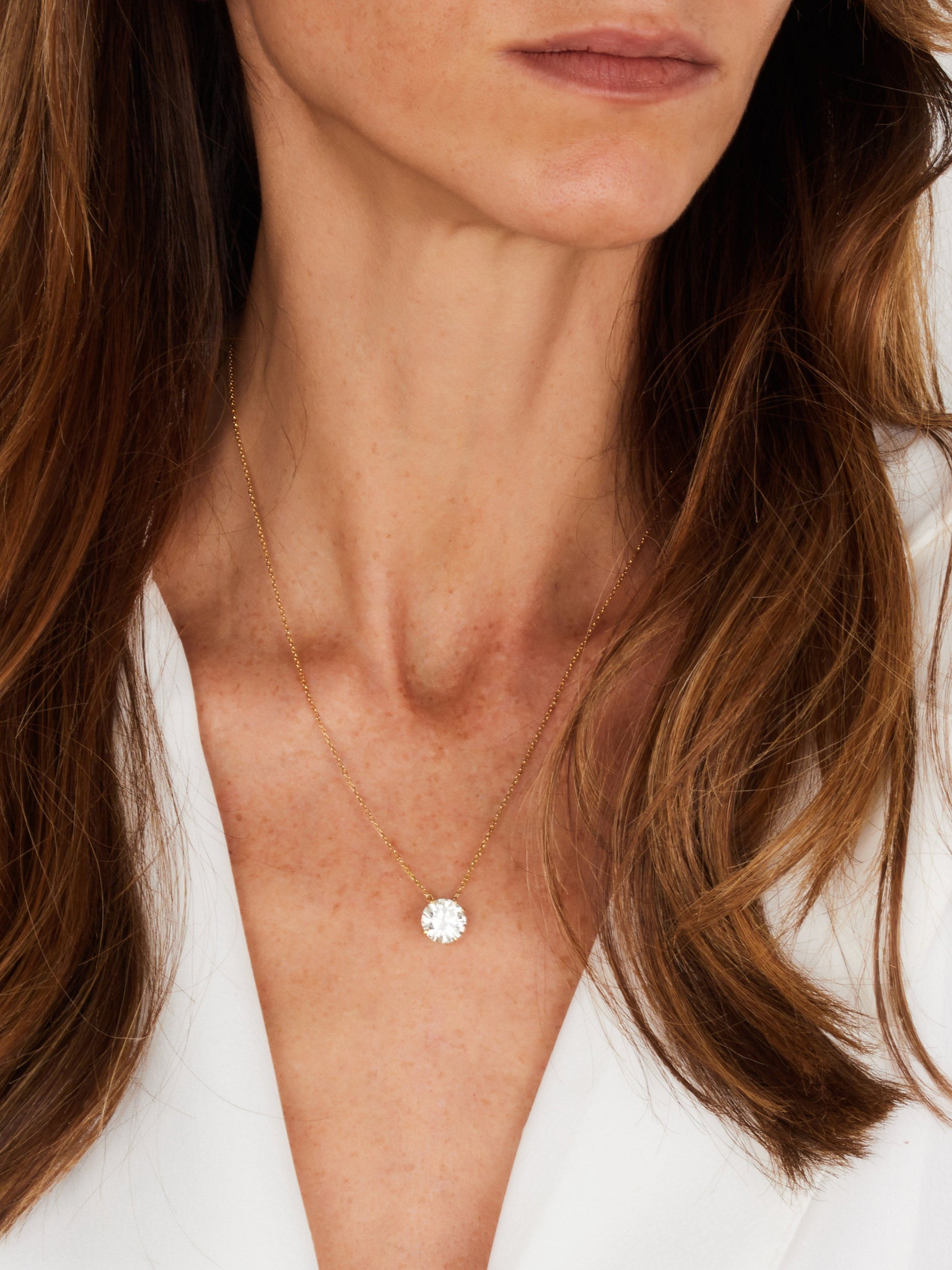 1qty DJV / QTY DISPO : 1-QTY VENDUES : 0-ST : 0% PRIX DJV : 1990€ // Or jaune 18ct Pendentif sur chaine en or jaune 18 carats serti de moissanite taille brillant 8mm /// RECO : 1800€