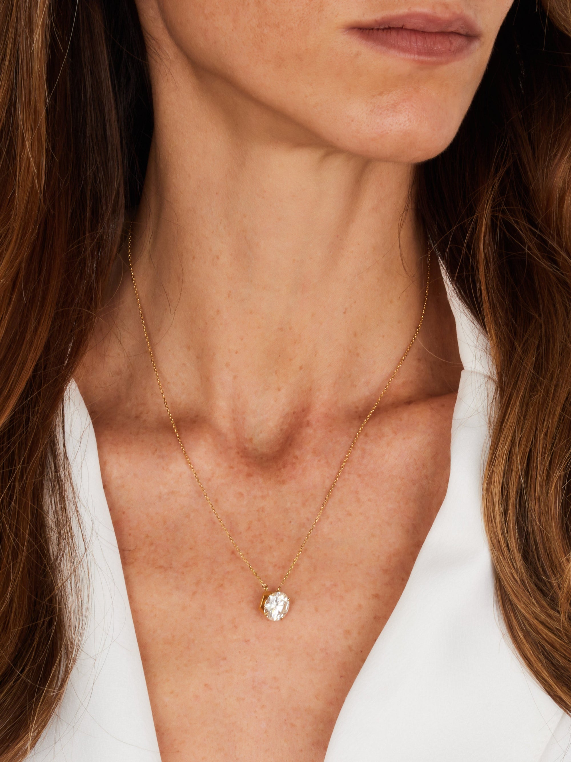 1qty DJV / QTY DISPO : 1-QTY VENDUES : 0-ST : 0% PRIX DJV : 1990€ // Or jaune 18ct Pendentif sur chaine en or jaune 18 carats serti de moissanite taille brillant 8mm /// RECO : 1800€