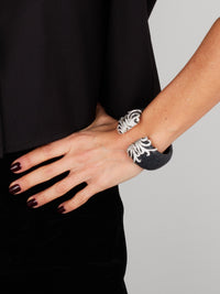 1qty DJV / QTY DISPO : 2-QTY VENDUES : 2-ST : 100% PRIX DJV : 195€ // Argent Rhodié Bracelet galuchat noir pavé de Burmalite blanche sur argent rhodié /// RECO : 196€