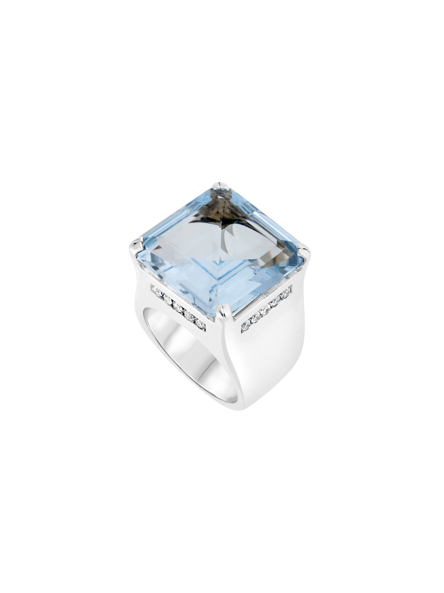 1qty DJV / QTY DISPO : 2-QTY VENDUES : 1-ST : 50% PRIX DJV : 595€ // Argent Rhodié Bague chevalière sur argent rhodié sertie d'une topaze bleue et pavage Burmalite™ blanche /// RECO : 510€