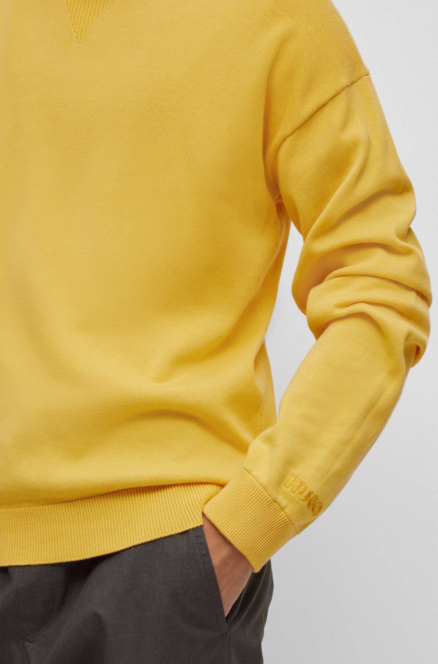 MEDIUM YELLOW // SWEATERS SWART
