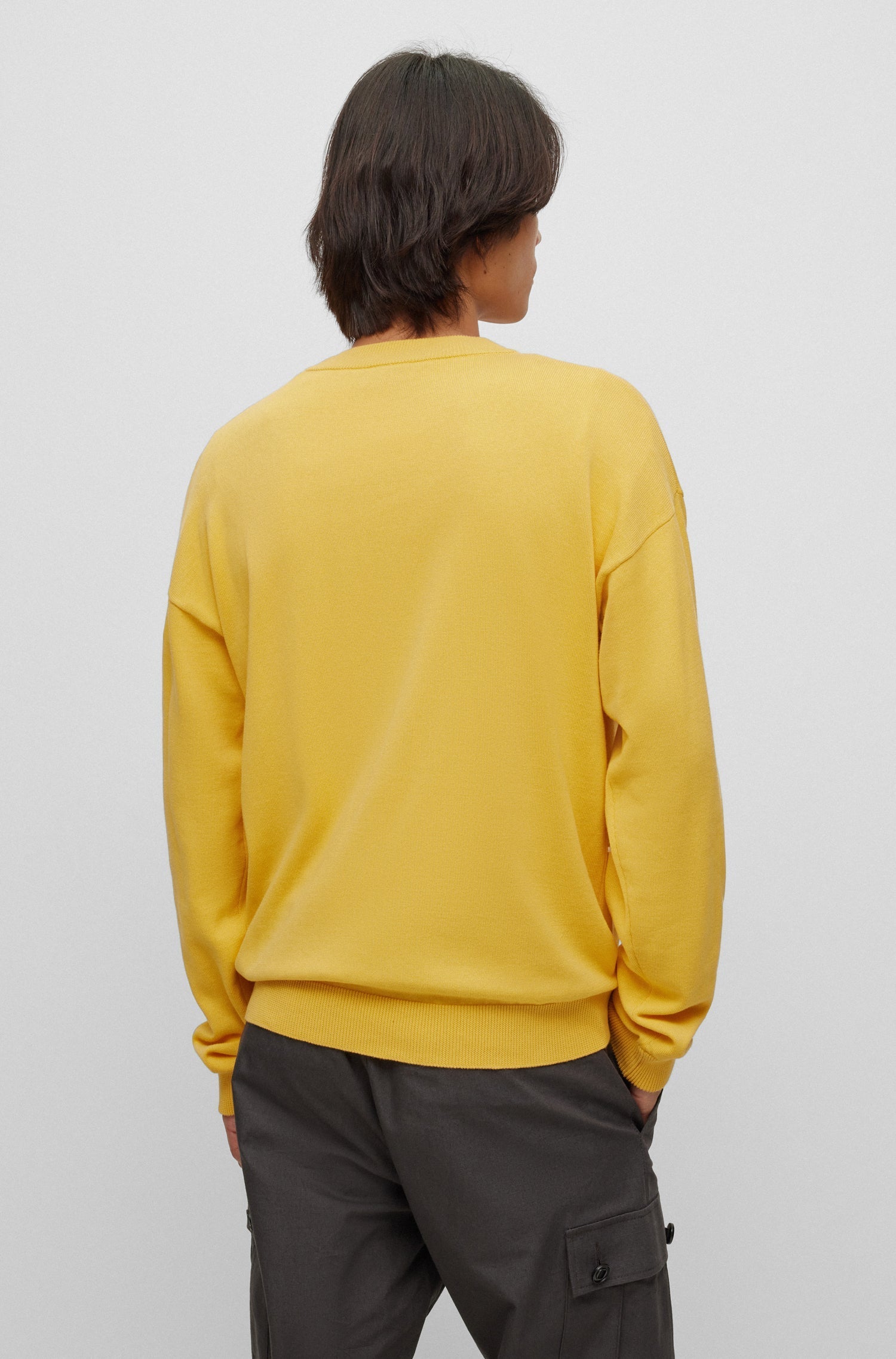 MEDIUM YELLOW // SWEATERS SWART