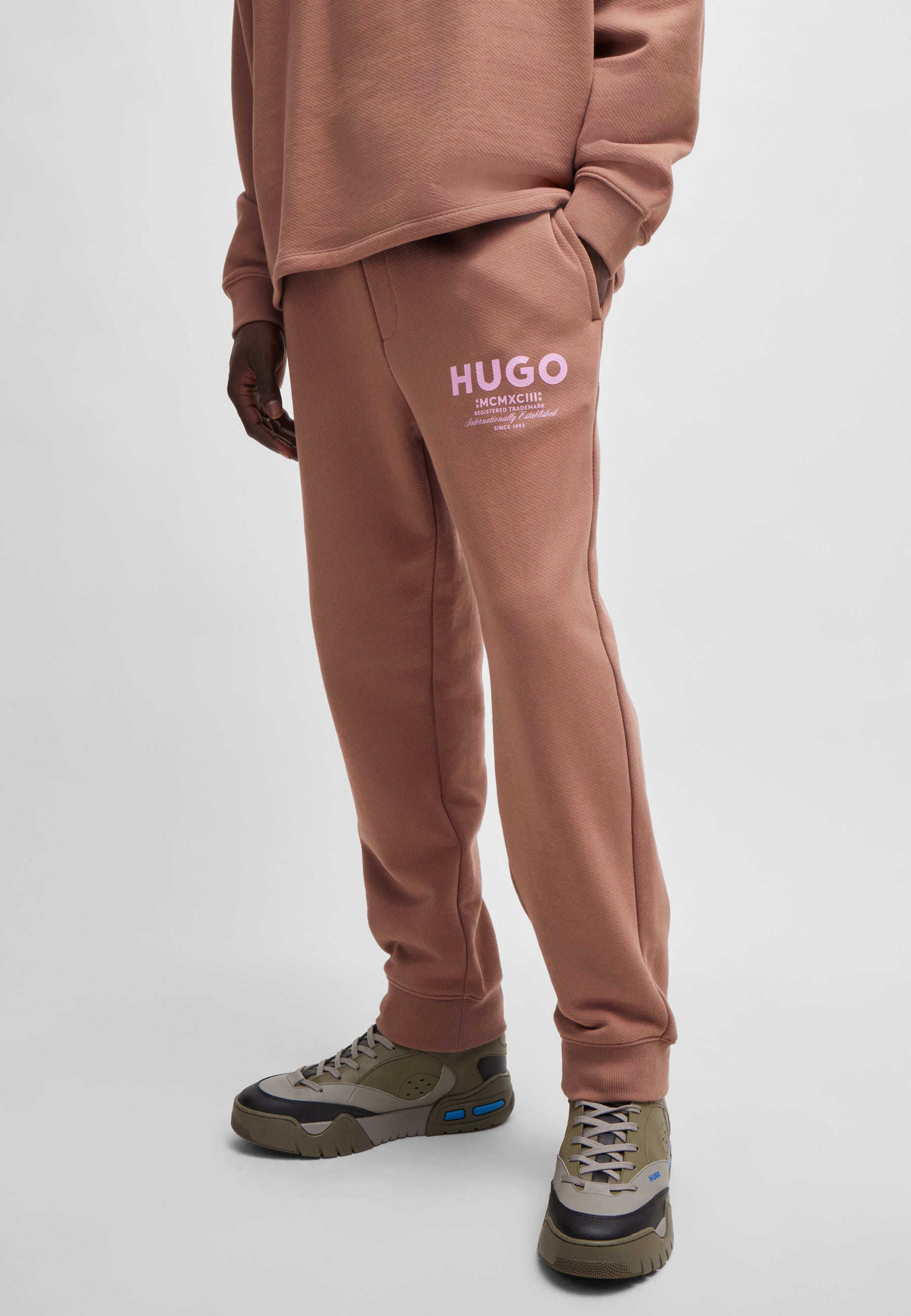 MEDIUM BROWN // CASUAL TROUSERS NEVEZ
