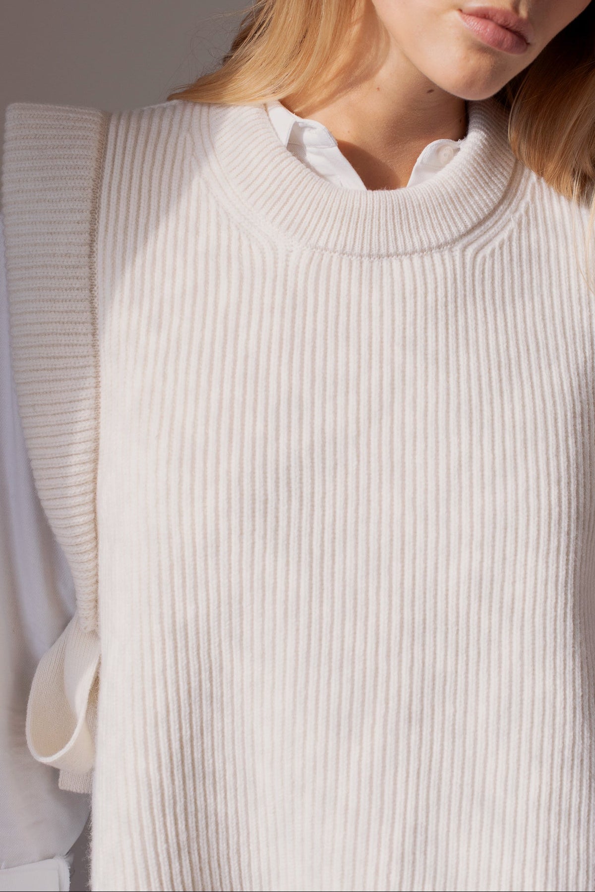 NEW // Pull Le Travolta sans manches- Ecru