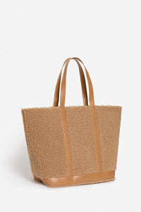 The iconic L-shaped shearling tote bag with zip - Caramel