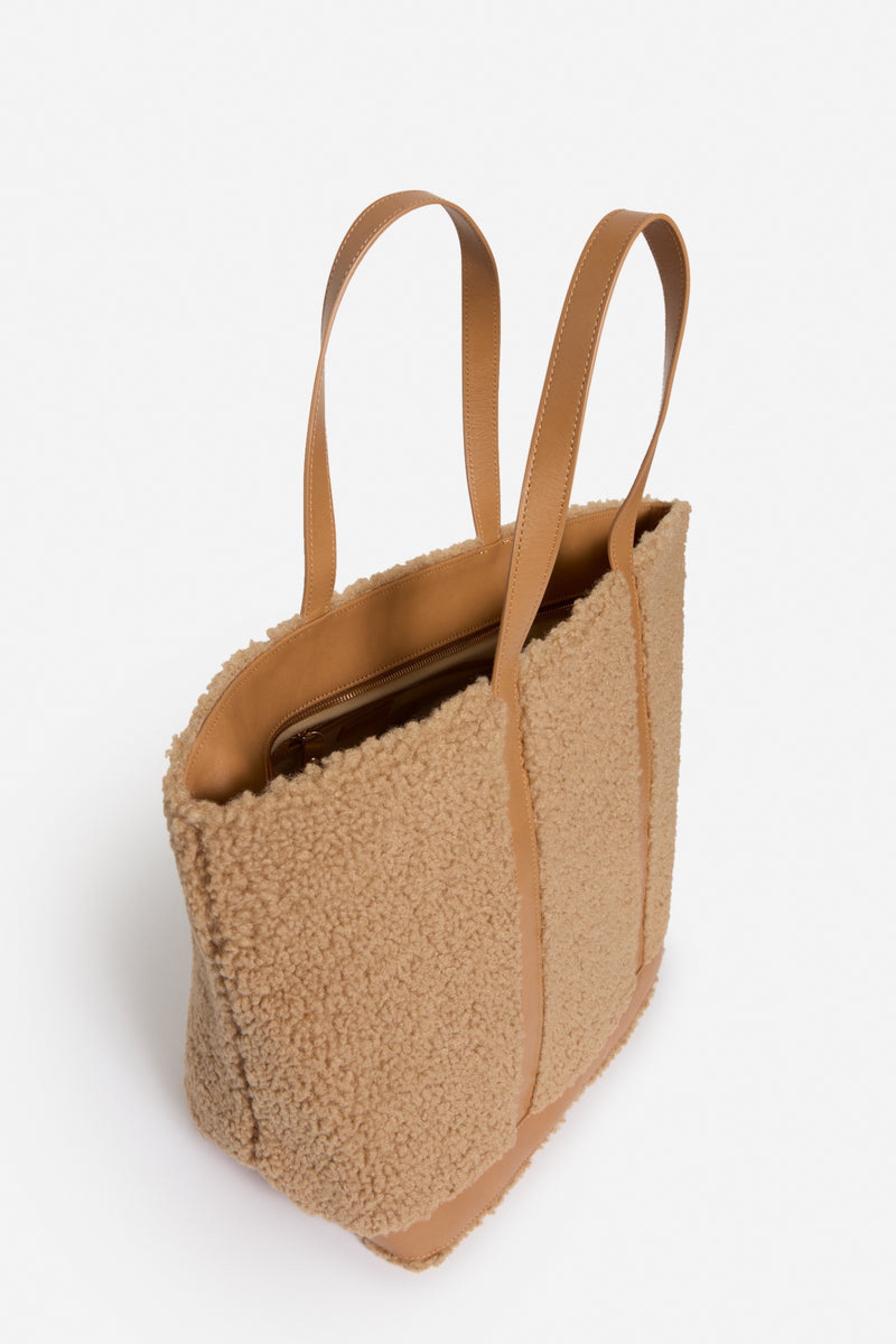 The iconic L-shaped shearling tote bag with zip - Caramel