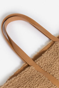 The iconic L-shaped shearling tote bag with zip - Caramel