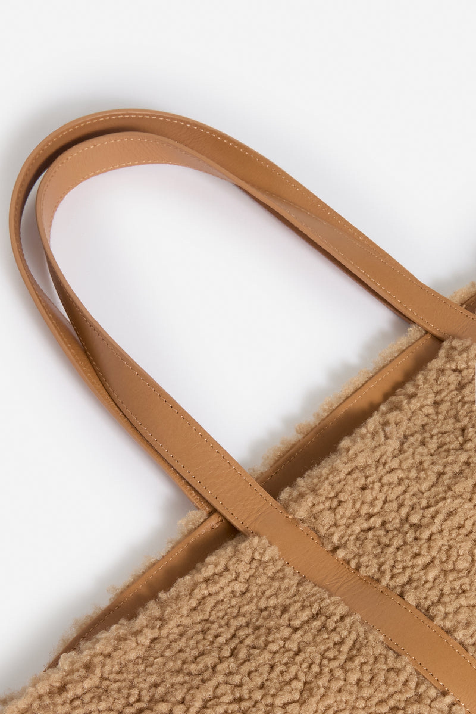 The iconic L-shaped shearling tote bag with zip - Caramel