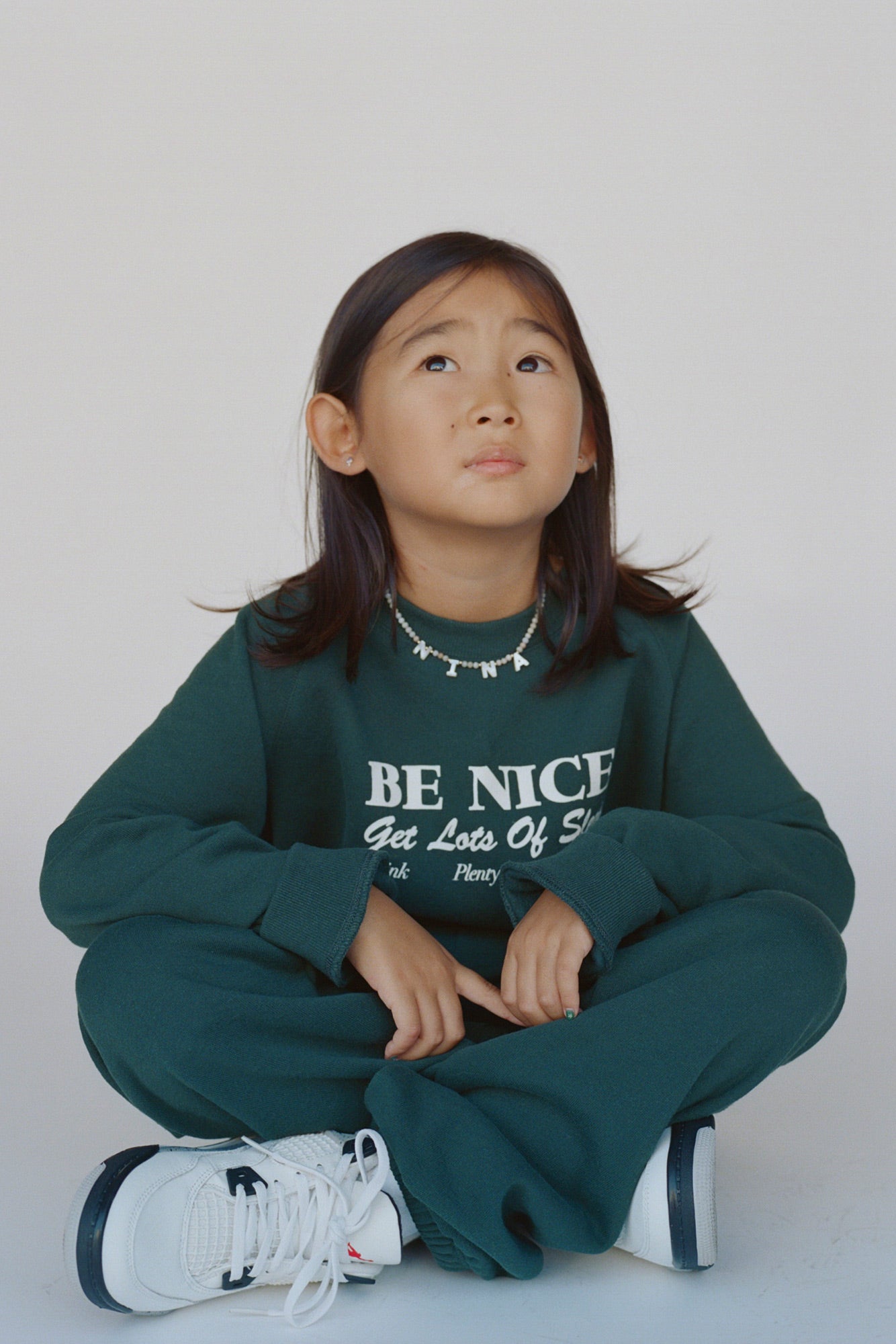 T-shirt à col rond « Be Nice » pour enfants - Vert forêt/Blanc