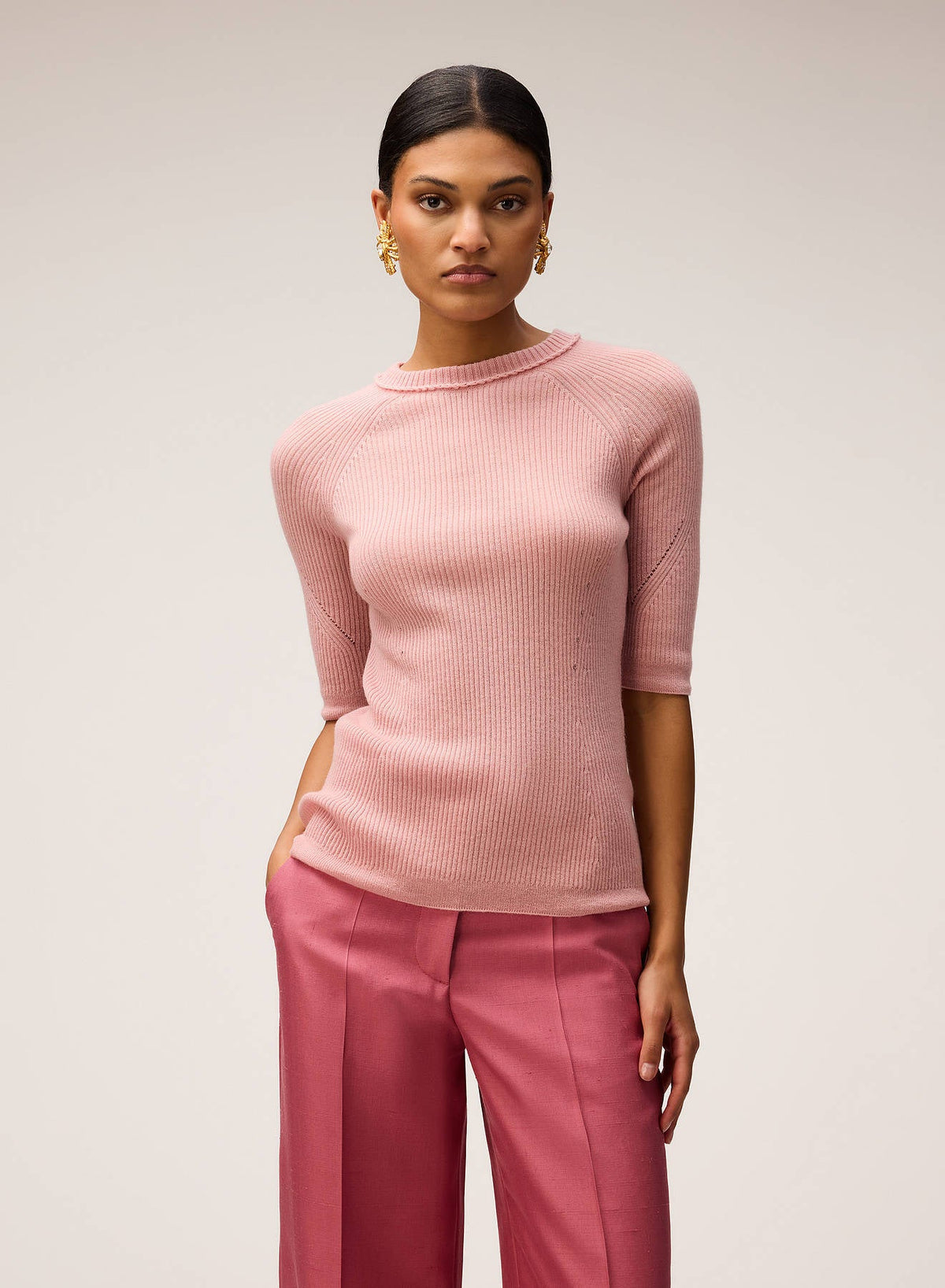 PINK ROSE LIGHT CASHMERE RIBBED KNIT T-SHIRT WITH CROCHET DETAIL
