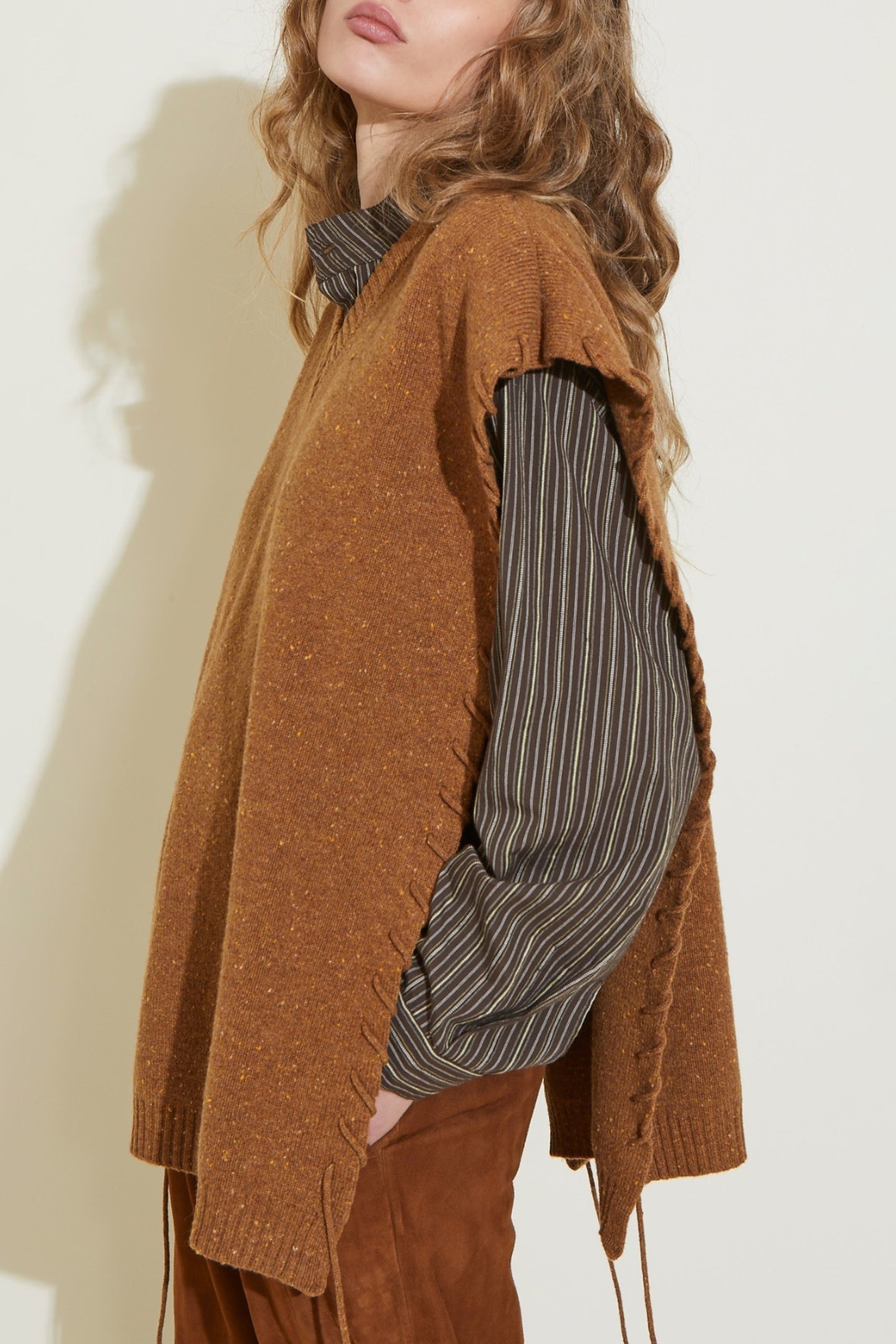 Pull Gombo sans manches à col V en laine - Beige