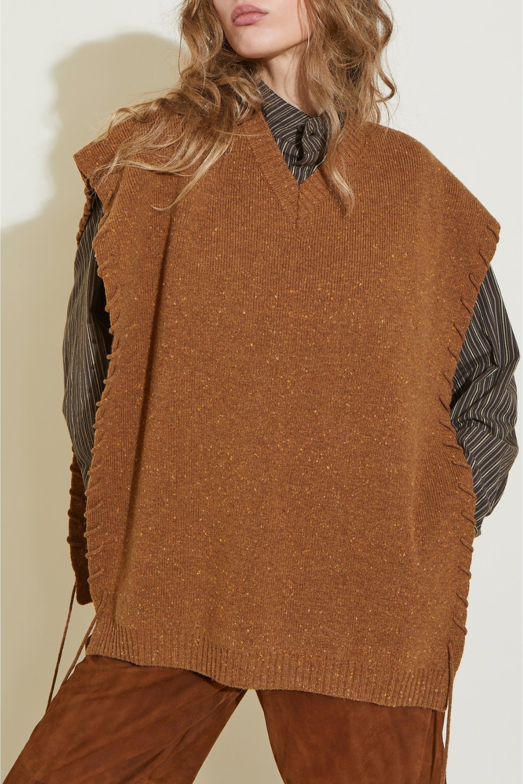 Pull Gombo sans manches à col V en laine - Beige
