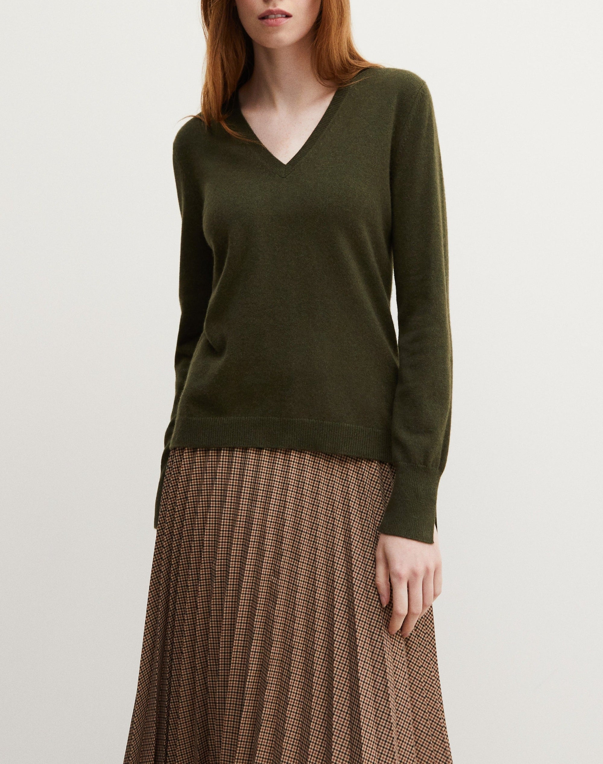 Slim-fit cashmere and silk V-neck jumper with slits - Béton