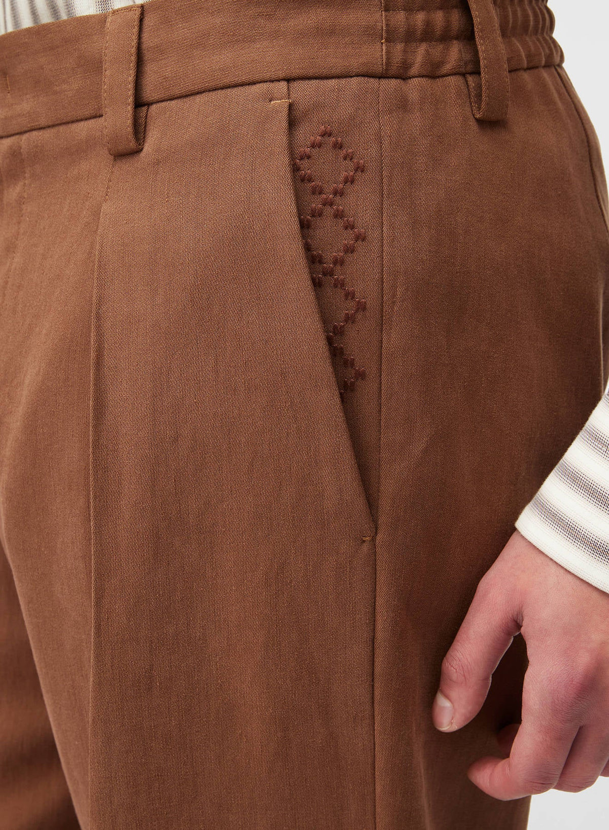 CLAY REVERSED PLEATS PANTS WITH EMBROIDERY (NR)