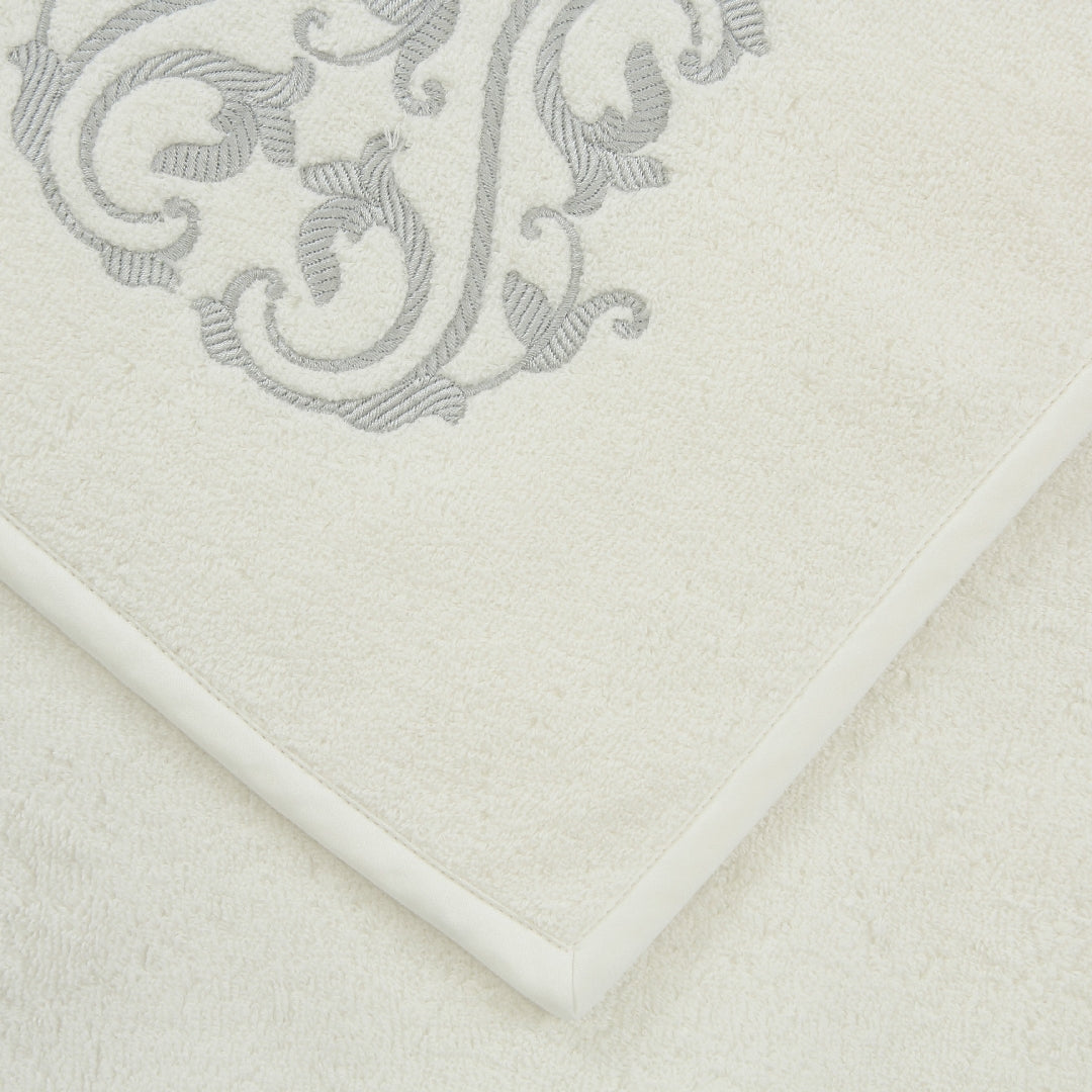 ORNATE MEDALLION EMBROIDERY / SERVIETTE INVITÉ / SERVIETTE INVITÉ