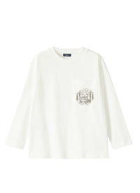 t-shirt bianca con stampa su tasca