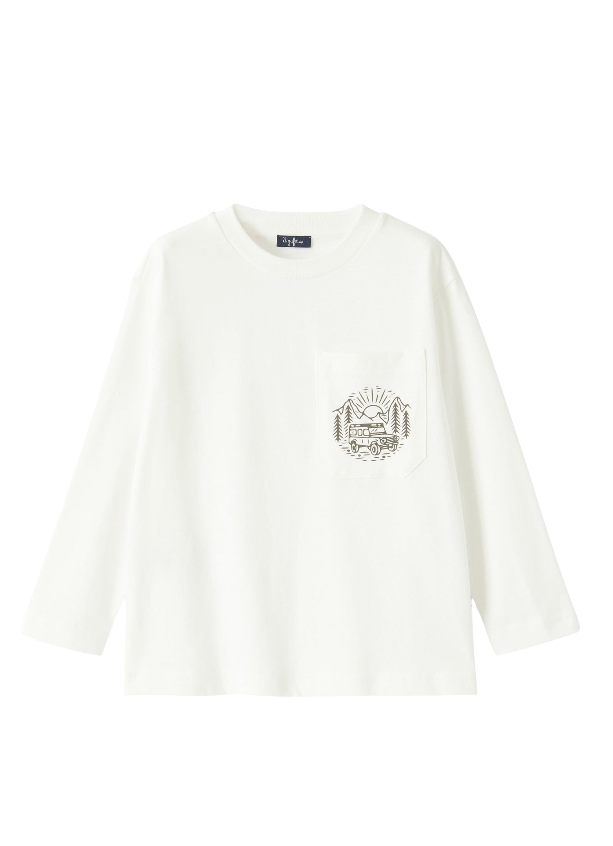 t-shirt bianca con stampa su tasca