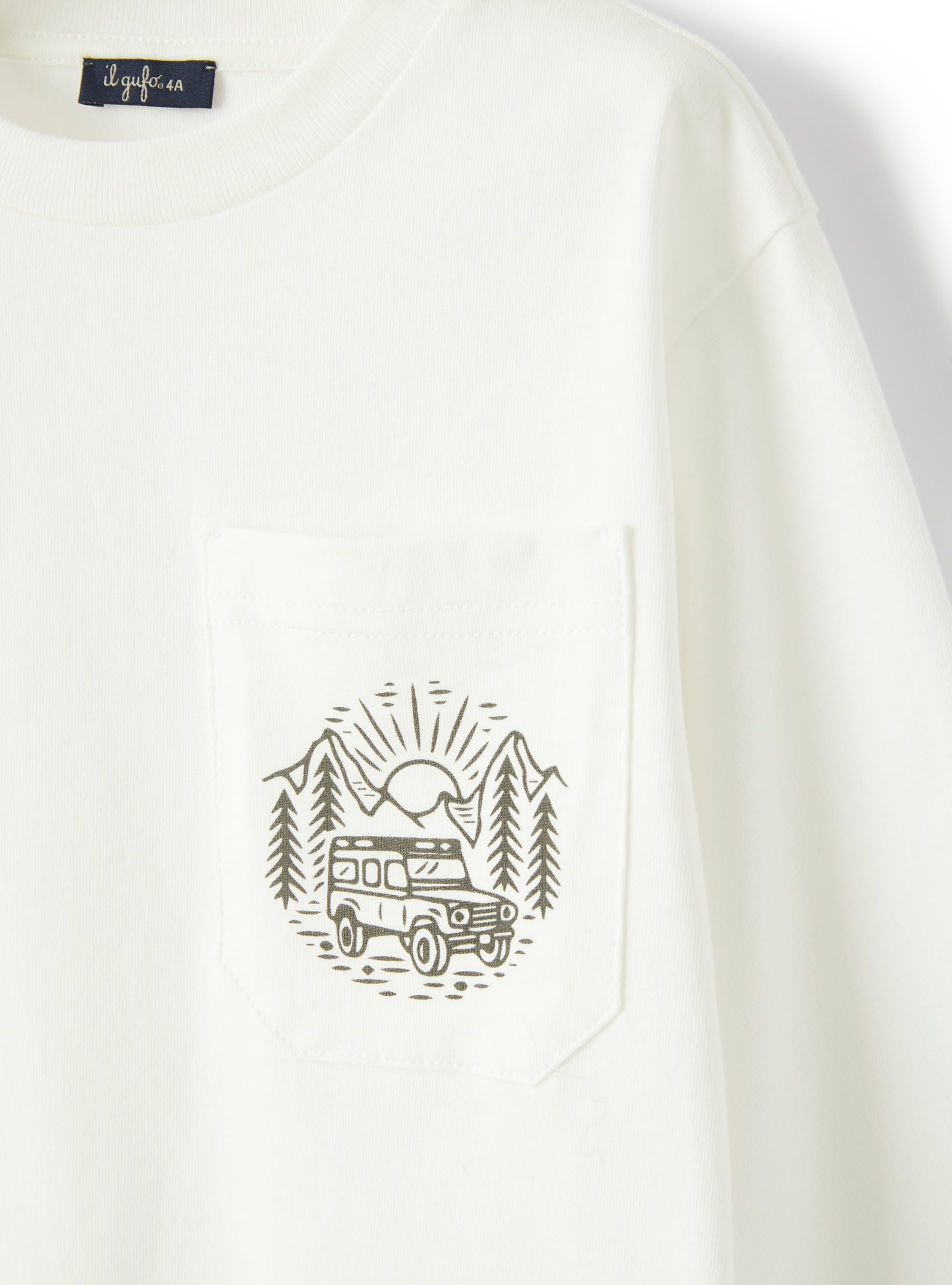 t-shirt bianca con stampa su tasca