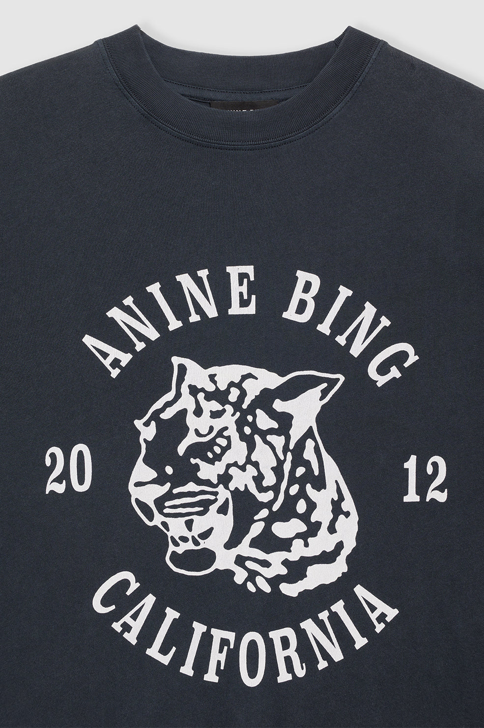AVI TEE COLLEGIATE LEOPARD - WASHED CHARCOAL