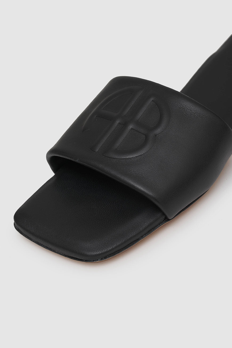 26qty NEW / RIA SLIDES - BLACK MONOGRAM