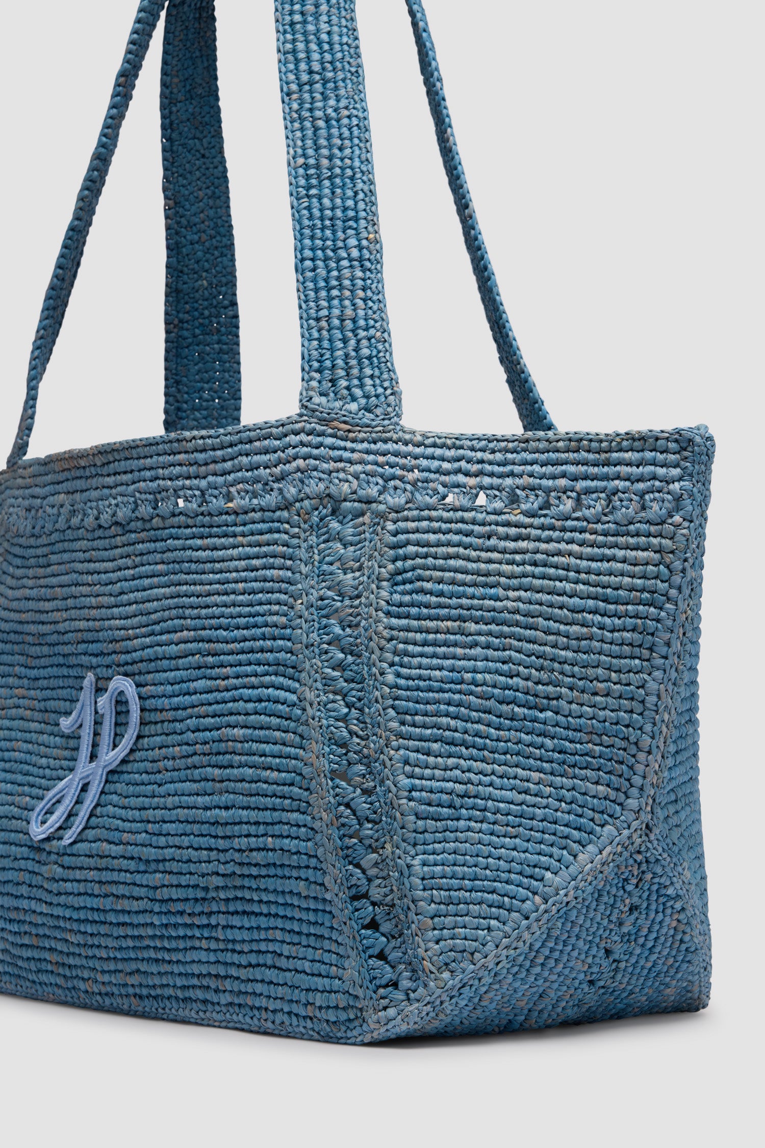 Skylight Blue / Grand cabas trapèze à monogramme JP en raphia