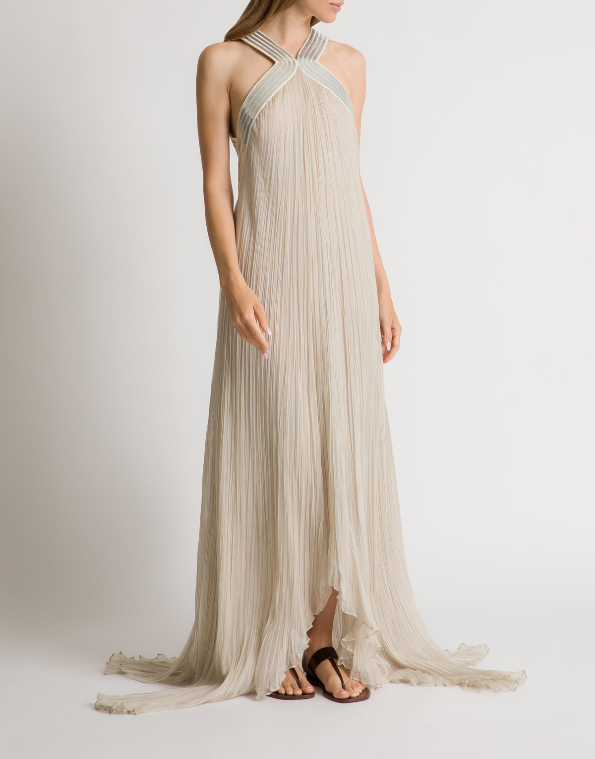 Long robe en mousseline plissée avec broderies métalliques - Ivory