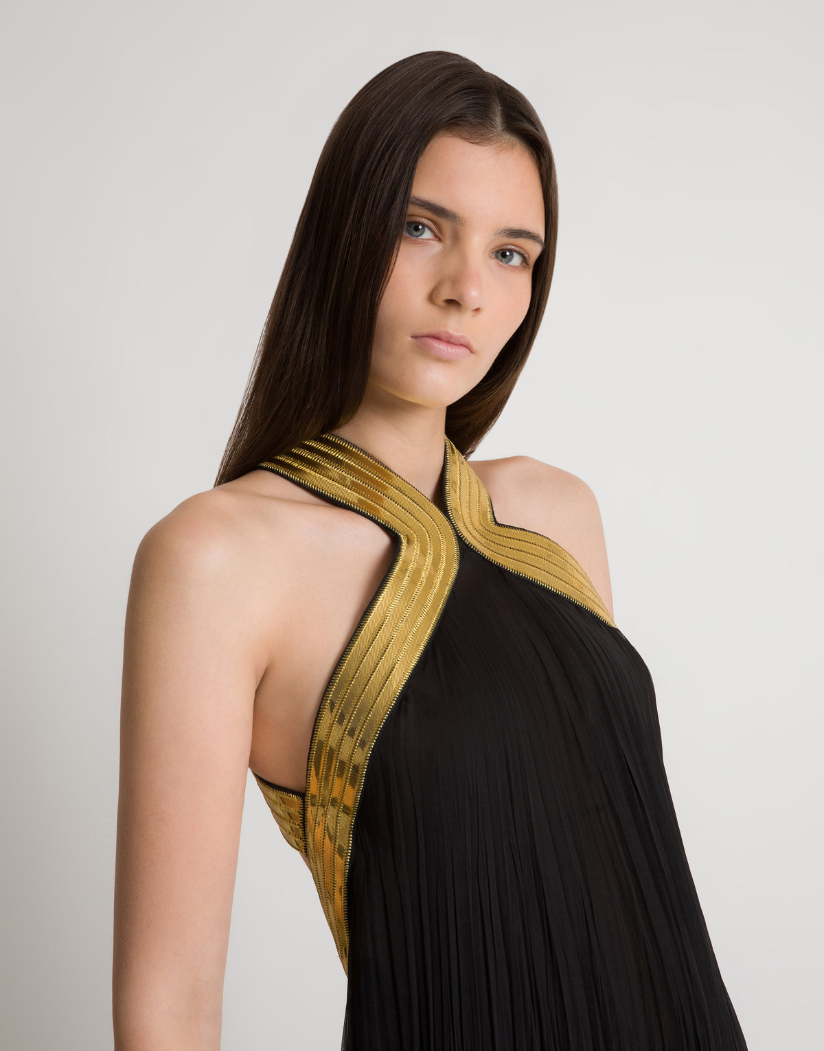 Long robe en mousseline plissée avec broderies métalliques - Black