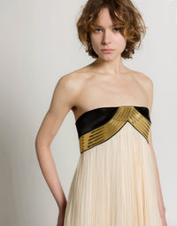Long robe en mousseline plissée avec broderies métalliques - Ivory