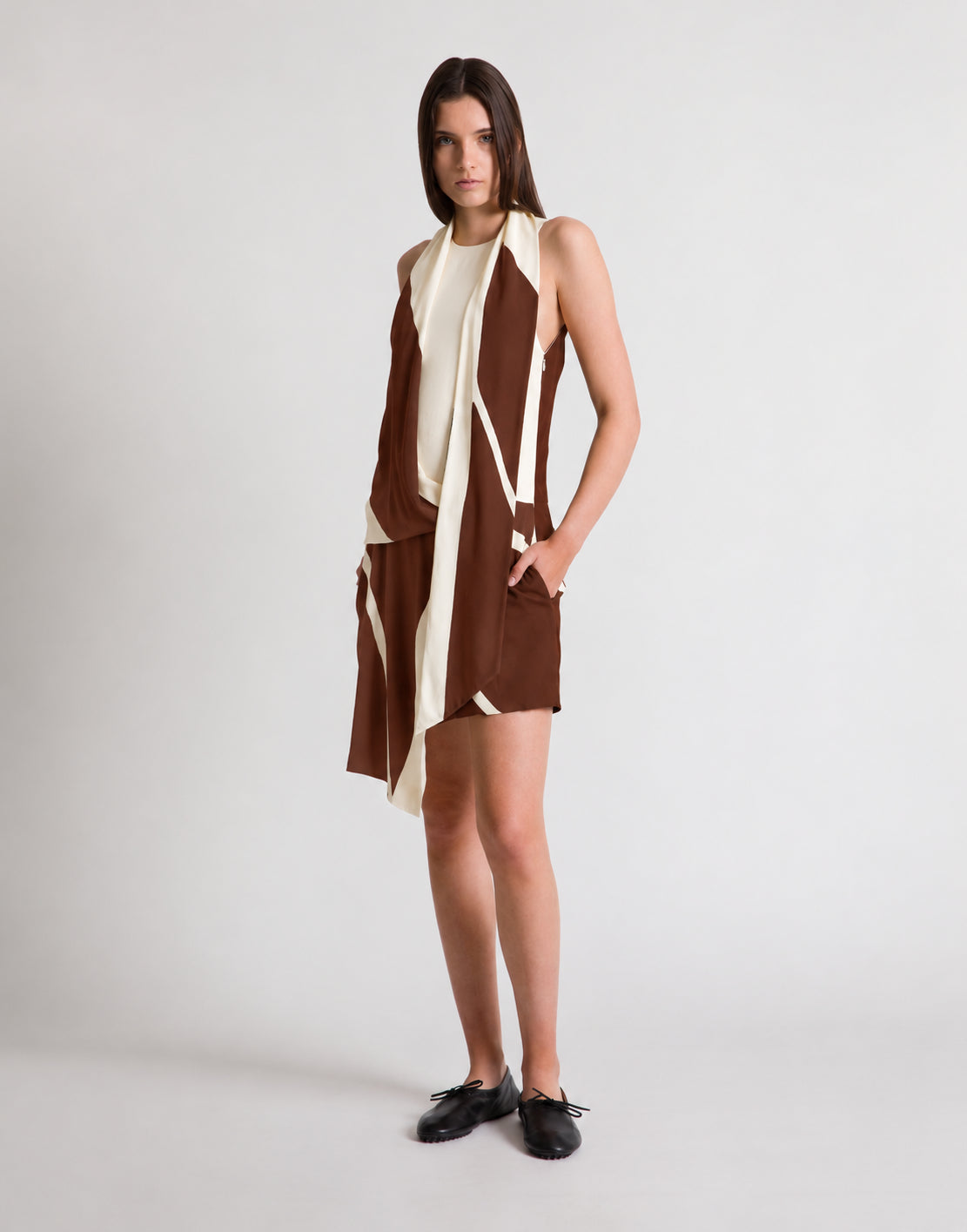 Robe courte asymétrique à imprimé graphique  - Brown