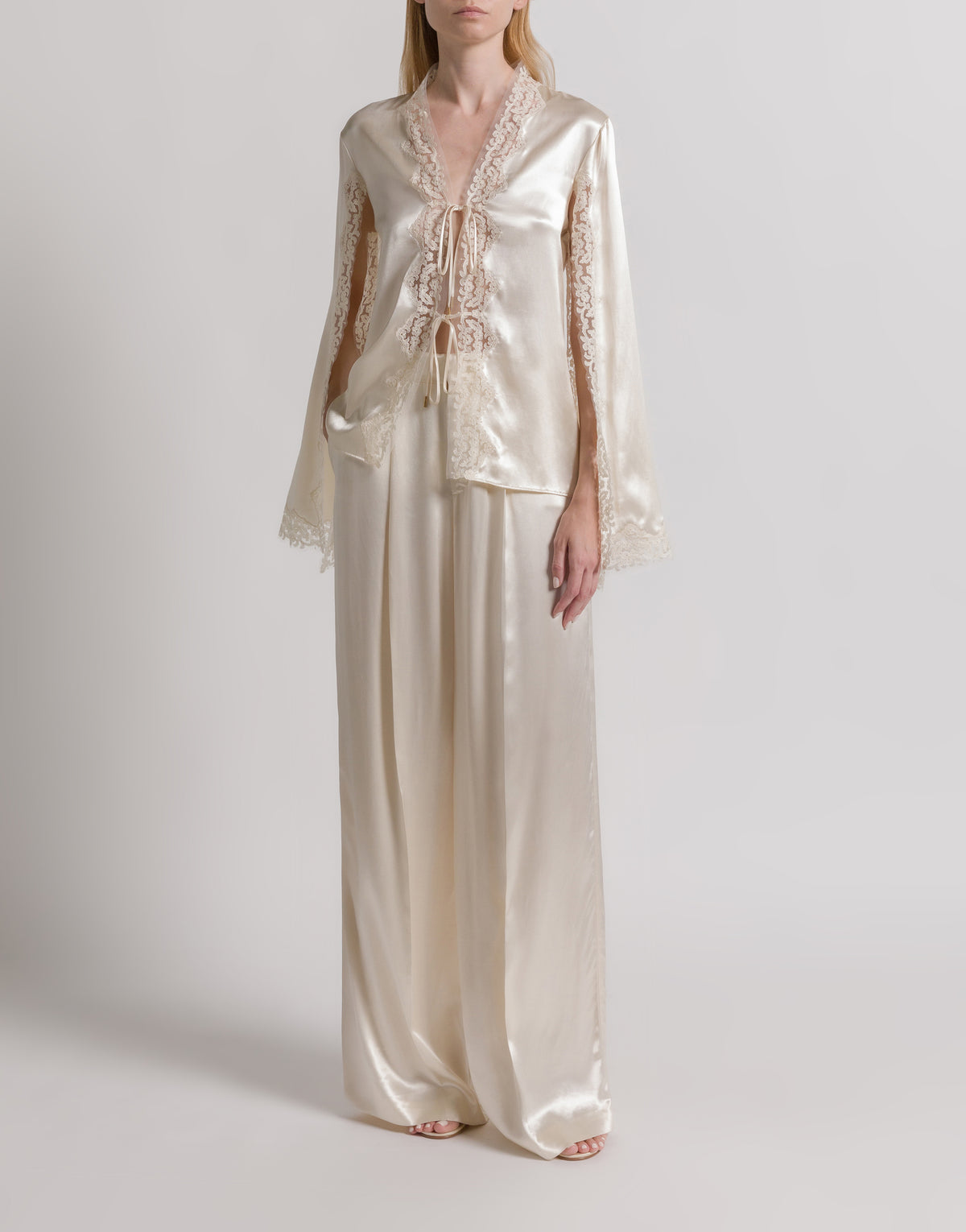 Blouse en satin à manches cape - White