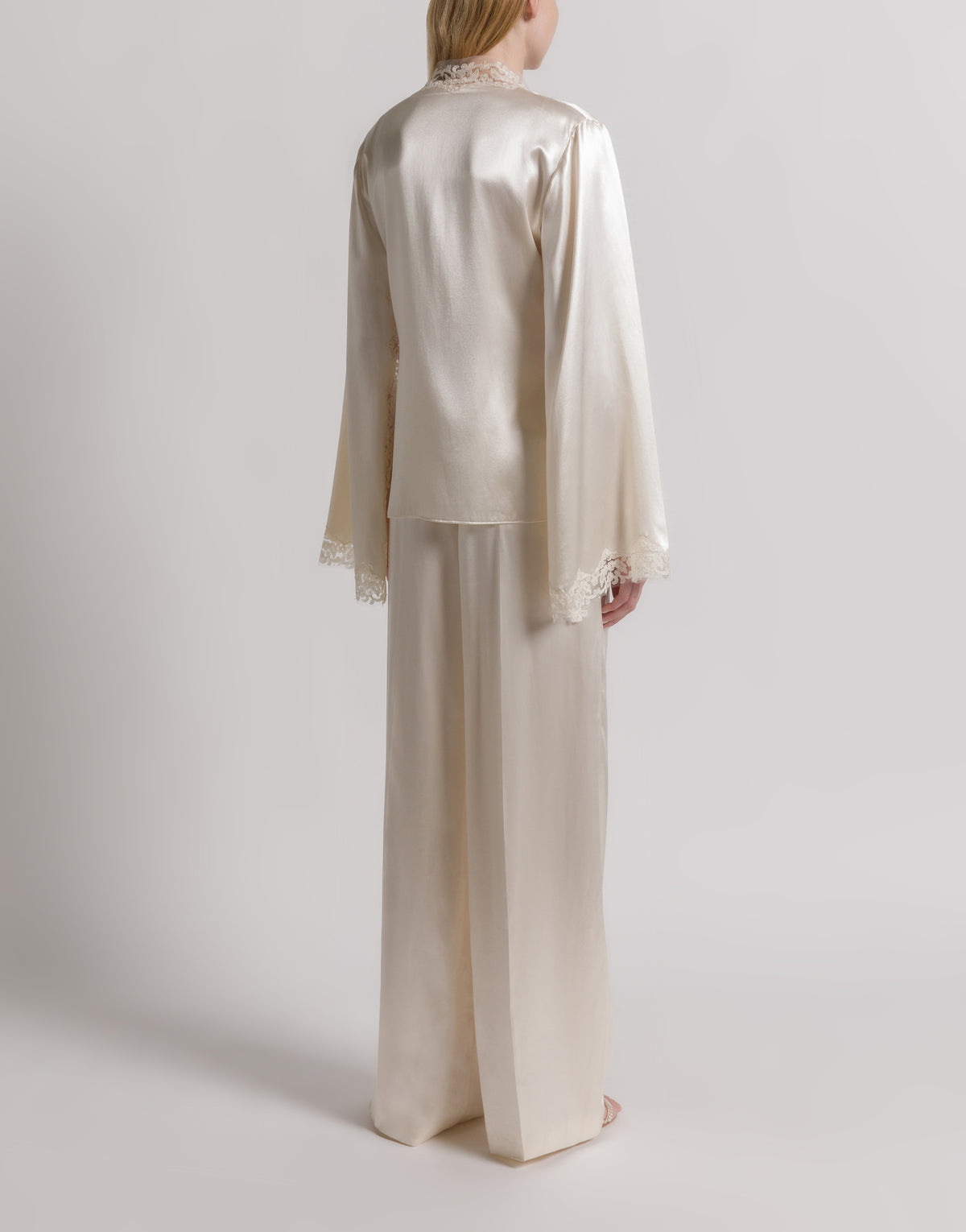 Blouse en satin à manches cape - White
