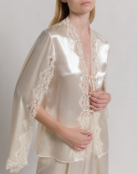Blouse en satin à manches cape - White