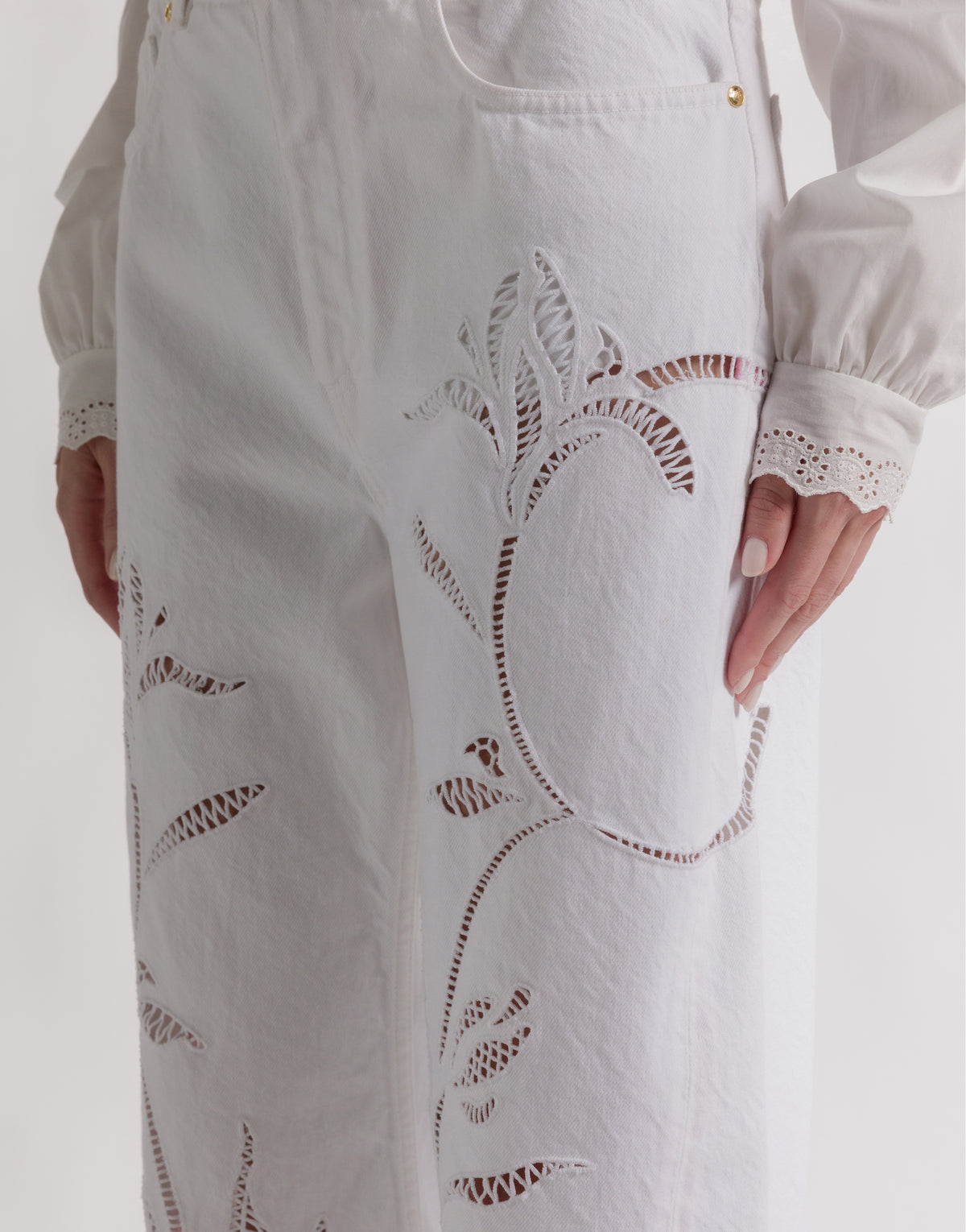 Pantalon avec broderie florale en denim - White