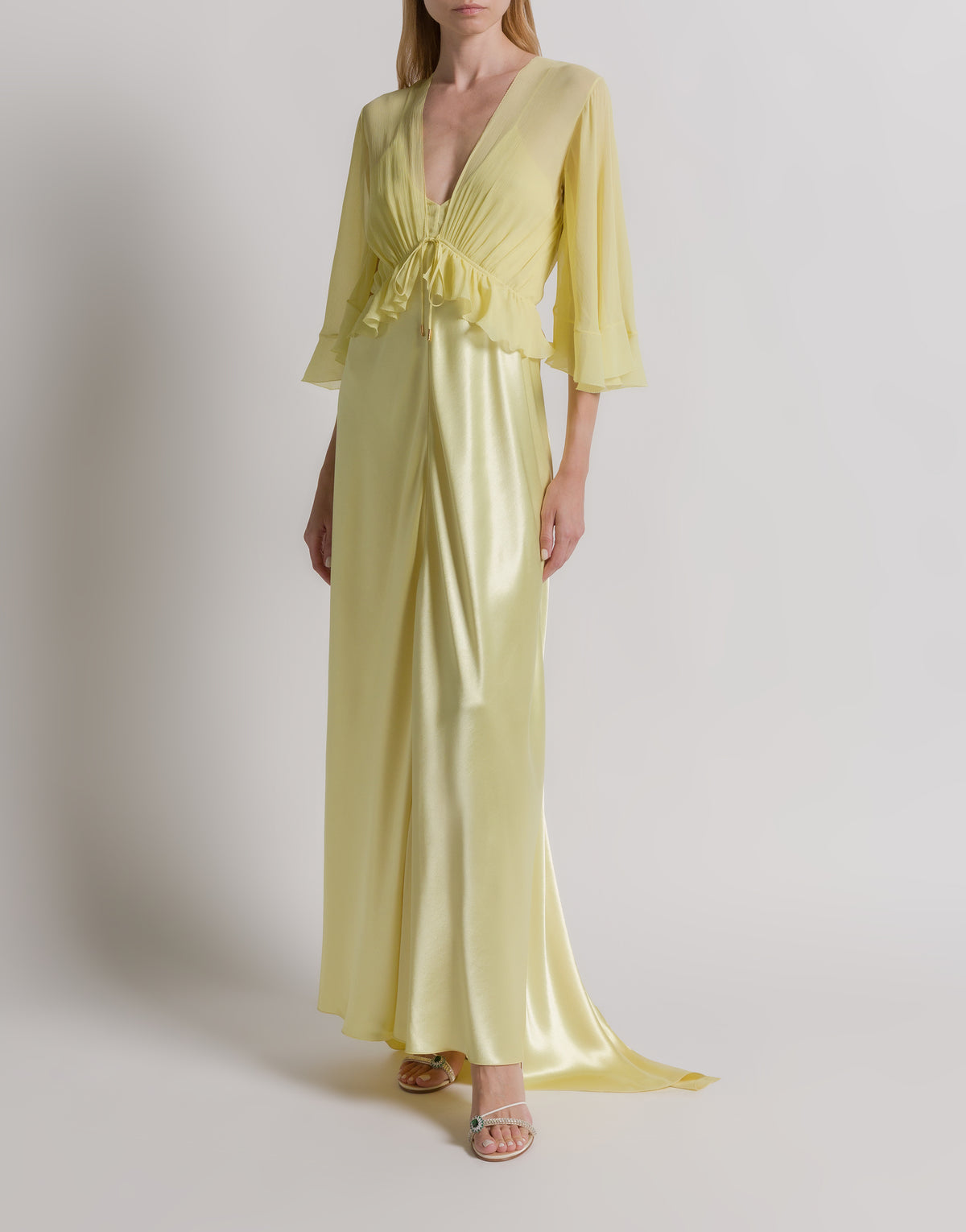 Robe longue en satin brillant avec cape  - Yellow