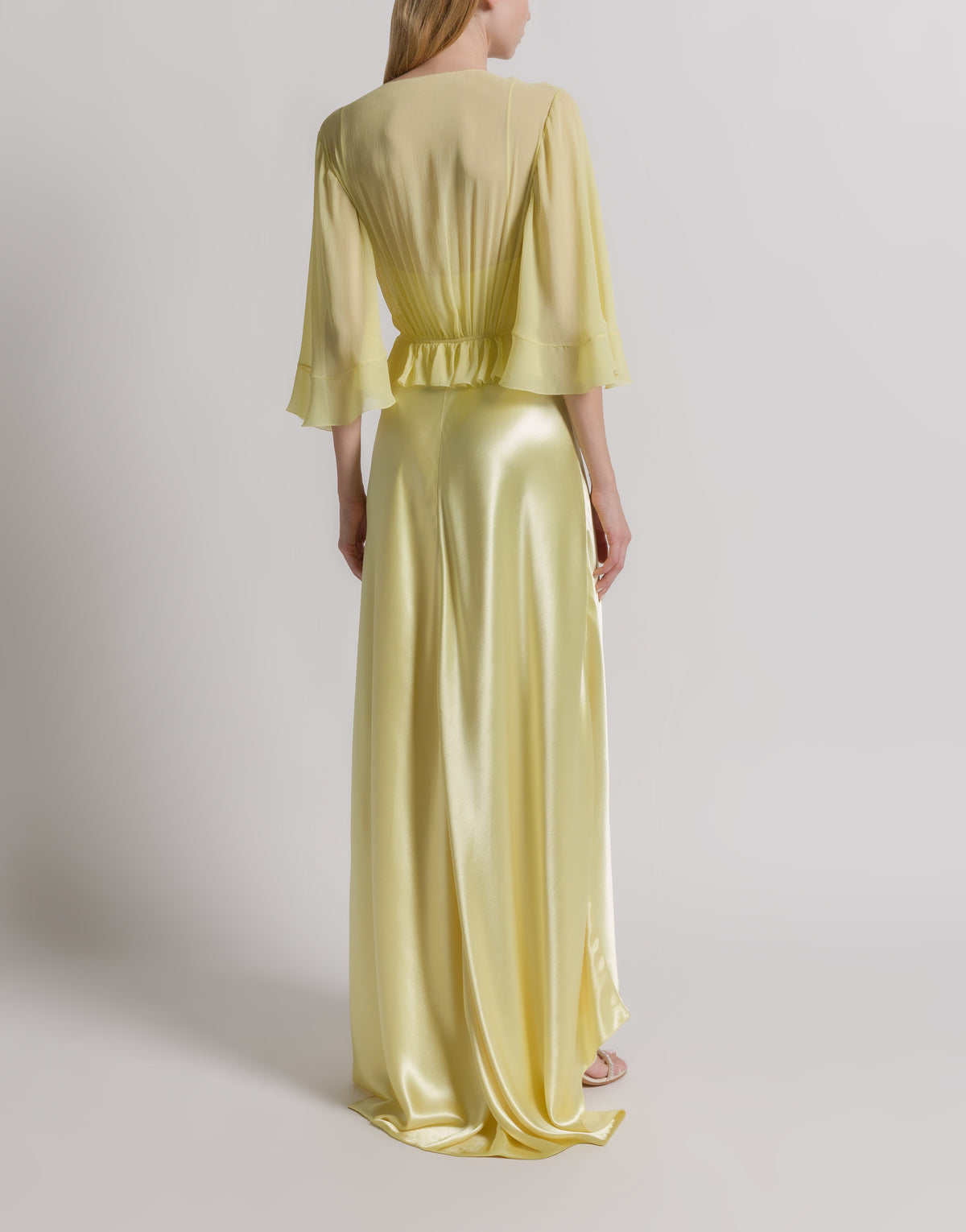 Robe longue en satin brillant avec cape  - Yellow