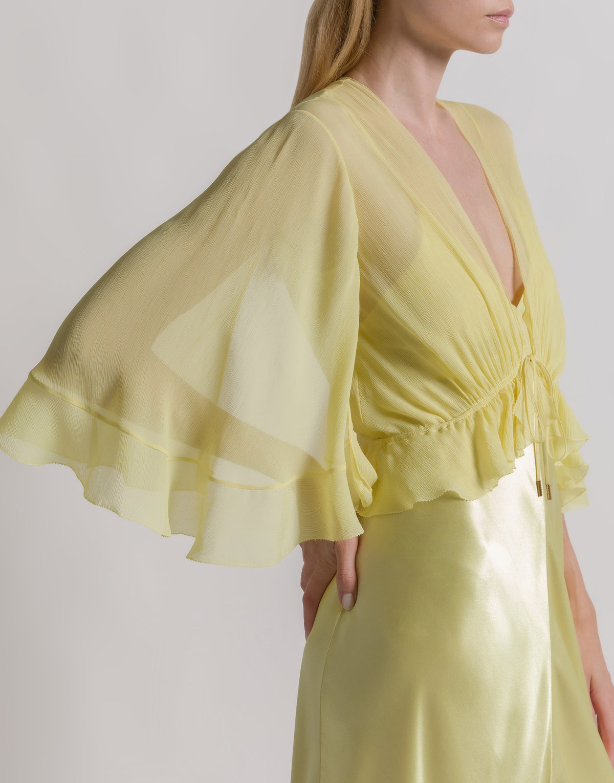 Robe longue en satin brillant avec cape  - Yellow
