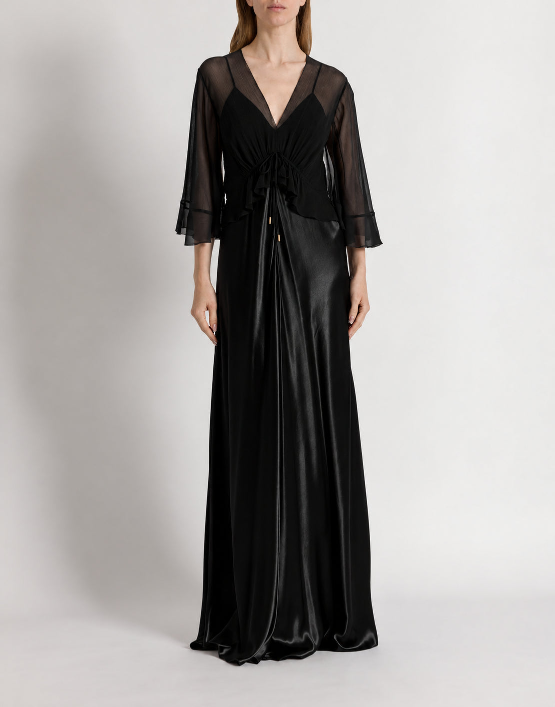 Robe longue en satin brillant avec cape  - Black