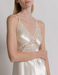 Robe en satin avec empiècements en dentelle - White